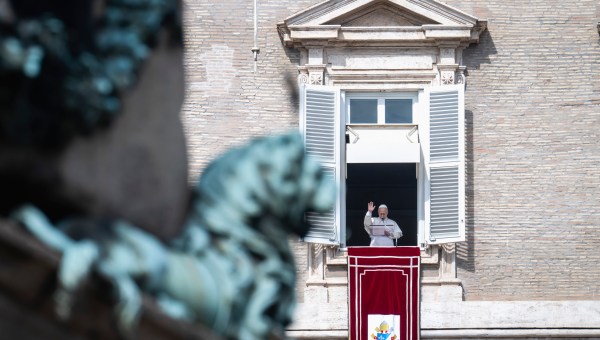 pope-leo-xiv--sunday-angelus-prayer-apostolic-palace