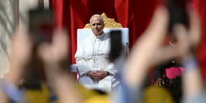 Youth need an “inner life” with ability to ask questions: Pope Leo
