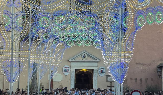 Corner Hero Image - Italian town bedecks itself in blue for the month of Mary