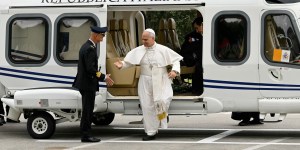 Pope promotes power of the Rosary in Pompeii on 1st anniversary