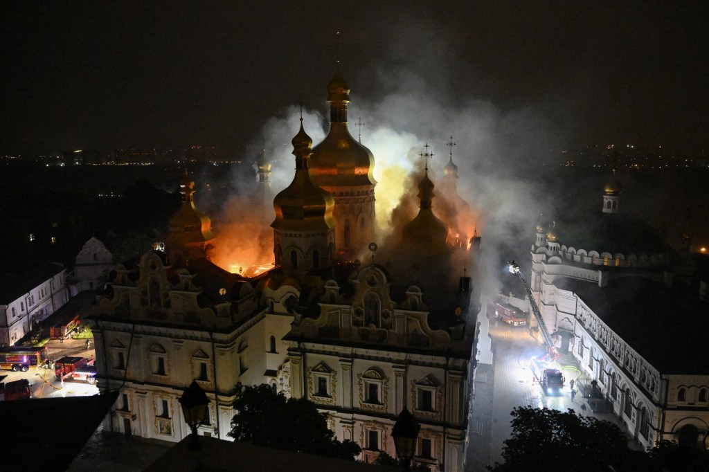 Au moins 11 personnes ont été tuées le 15 juin 2026 dans une série de frappes russes sur des villes d'Ukraine et un incendie a ravagé la cathédrale de la Dormition, un édifice orthodoxe emblématique de Kiev, du XIe siècle et classé à l'Unesco.
