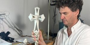 3 Sagrada Familia features in the Pope’s new Gaudí crozier