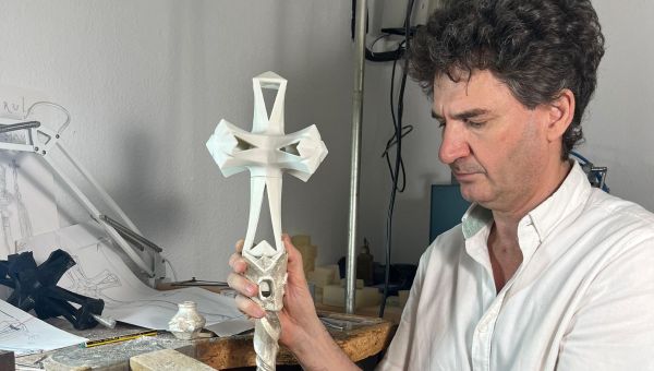 Corner Item Image - 3 Sagrada Familia features in the Pope’s new Gaudí crozier