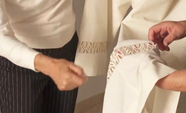 gran-canaria-lacemakers-create-special-gift-for-pope-leo-xiv