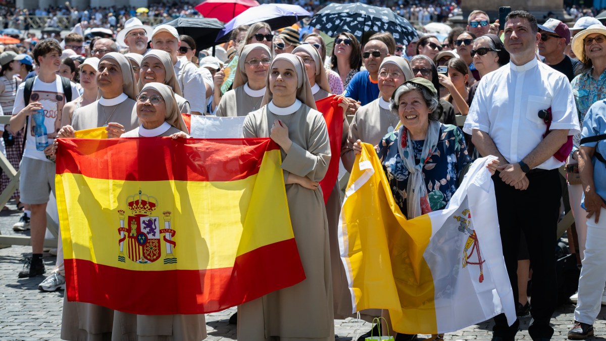 Faithful gather under the summer heat in St. Peter’s Square to participate in the Angelus prayer led by Pope Leo XIV at the Vatican, June 21, 2026.