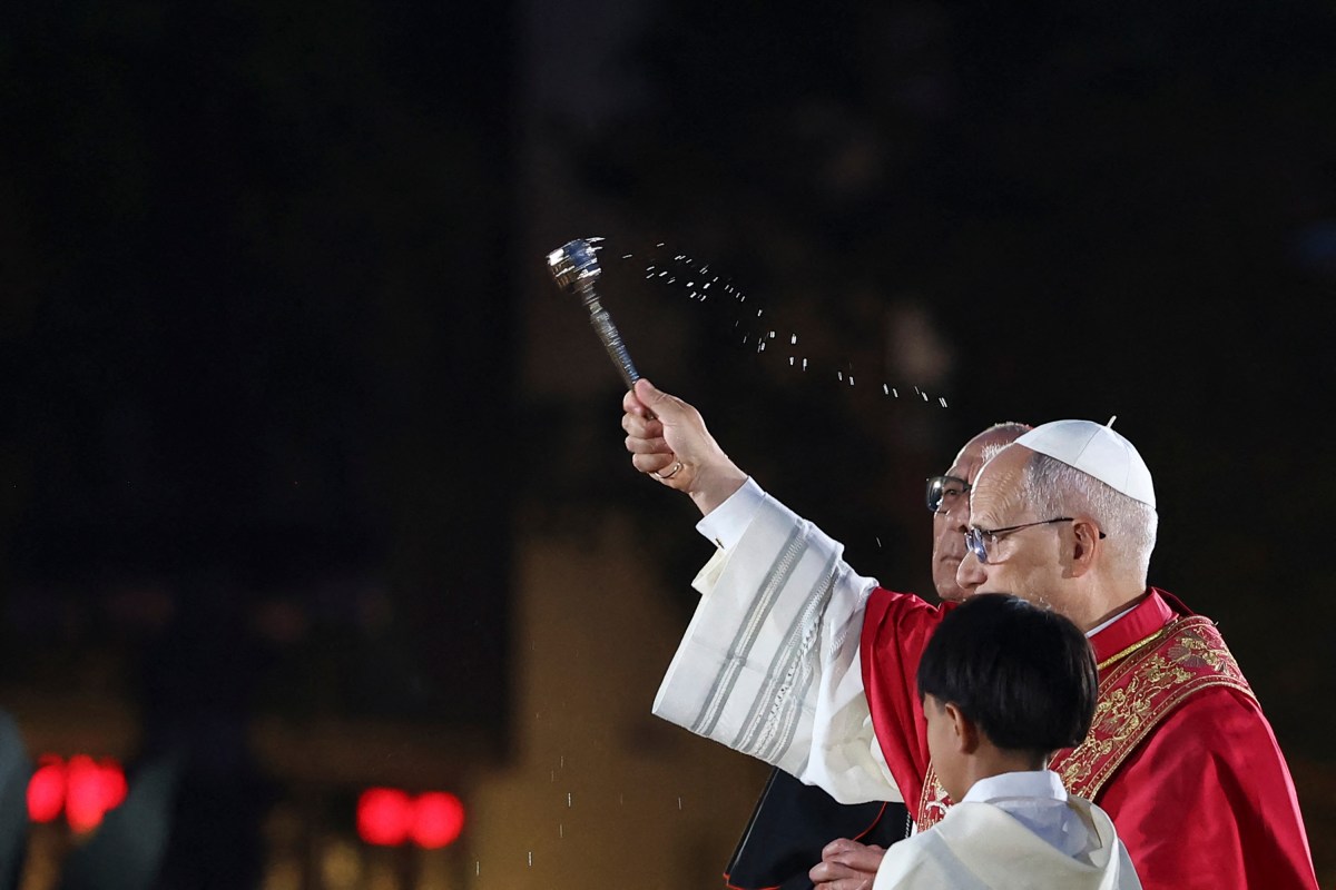 {"rendered":"(Slideshow) Sagrada Fam\u00edlia light show with Pope Leo"}