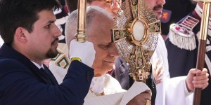 Pope Leo carries Eucharist among 1.5M people