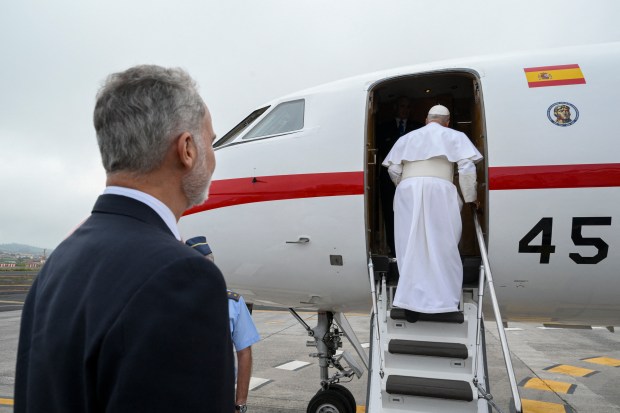 pope-leo-xiv-spanish-king-felipe-vi-takeoff-incident