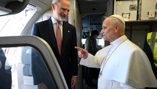 pope-leo-xiv-spanish-king-felipe-vi-takeoff-incident