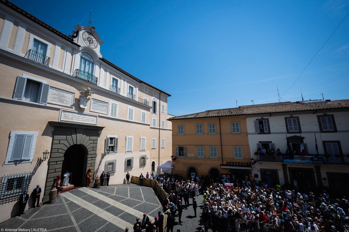 pope-leo-xiv-angelus-castel-gandolfo
