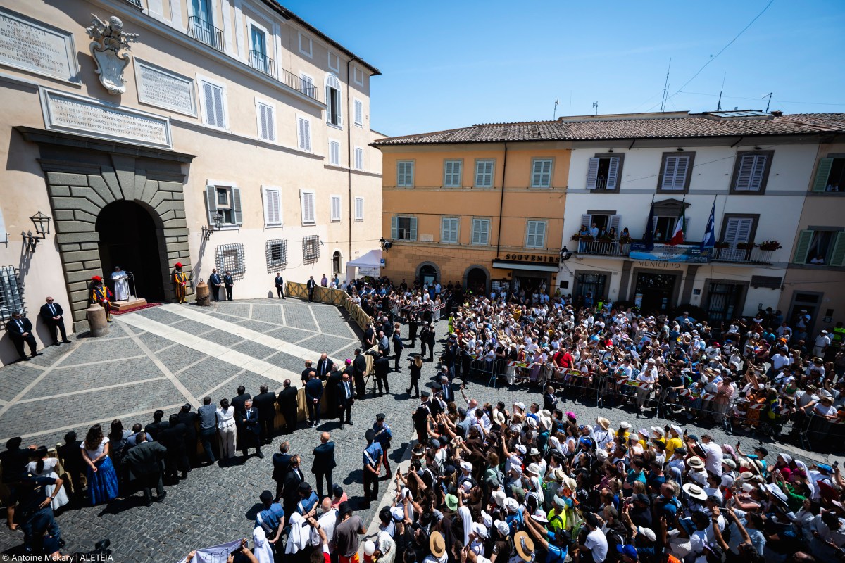 pope-leo-xiv-angelus-castel-gandolfo