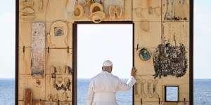 Pope’s poignant visit to Gate of Europe (images)