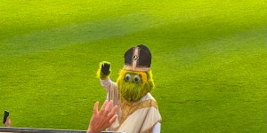 Beyond the “pope hat” — more Leo fun for White Sox