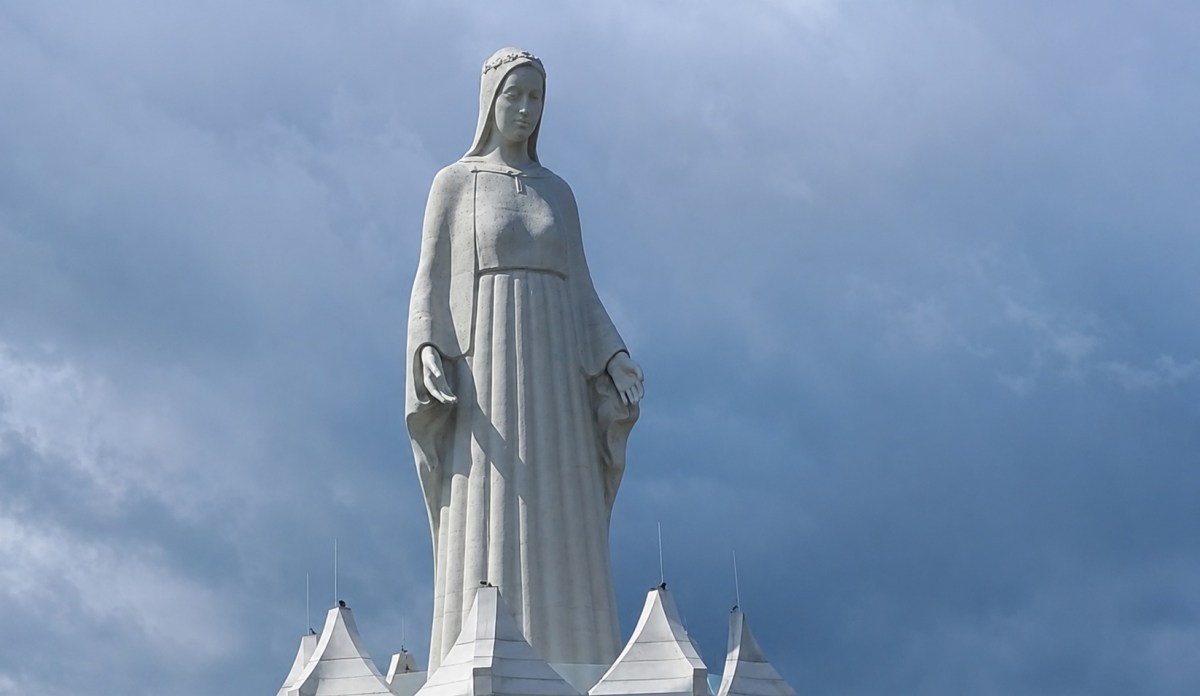 Monumentalna figura Matki Bożej w Konotopiu na tle nieba