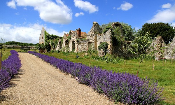 On British country lanes, Our Lady led me to her Son