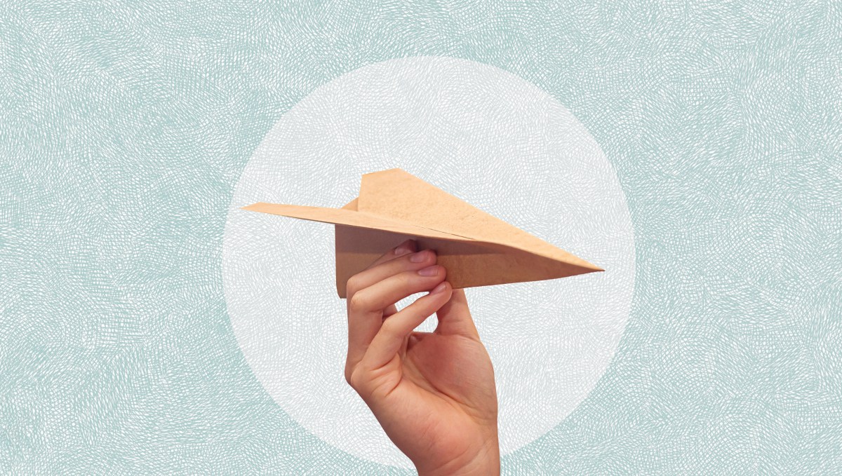 Mano sosteniendo un plano de papel sobre un fondo circular. Ideas para viajar. Collage de arte.