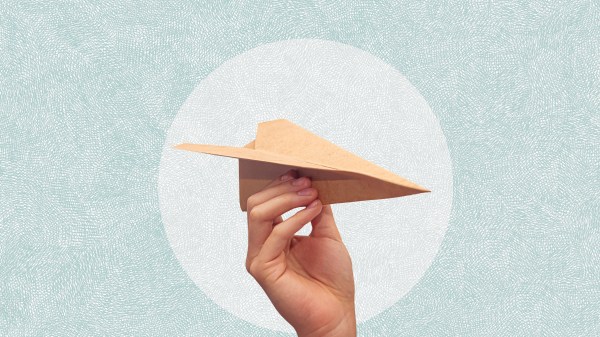 Mano sosteniendo un plano de papel sobre un fondo circular. Ideas para viajar. Collage de arte.
