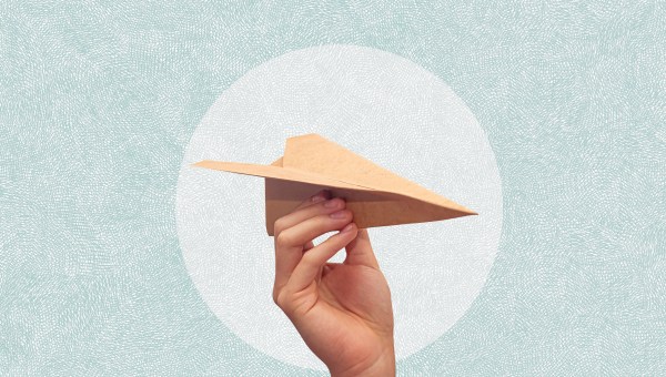 Mano sosteniendo un plano de papel sobre un fondo circular. Ideas para viajar. Collage de arte.