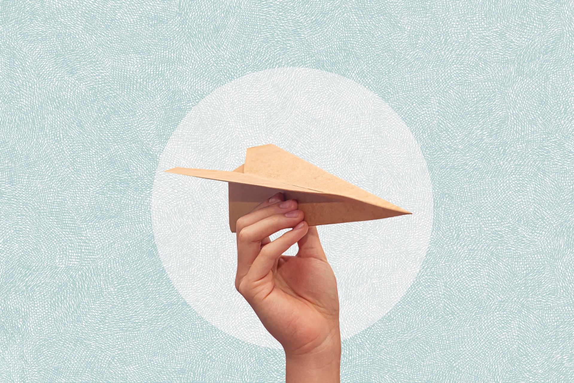 Mano sosteniendo un plano de papel sobre un fondo circular. Ideas para viajar. Collage de arte.
