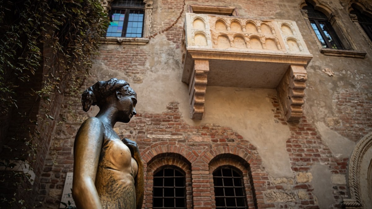 romeo-juliet-statue-italy-verona.jpg