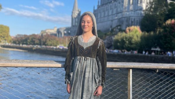 Eva Molenmaker, la jeune Bernadette qui s’apprête à toucher le cœur du pape par son chant